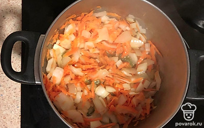 Можно сразу в кастрюле обжарить лук и морковь на среднем огне.
