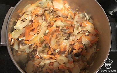К поджарке из лука и моркови добавить шампиньоны, немного обжарить.