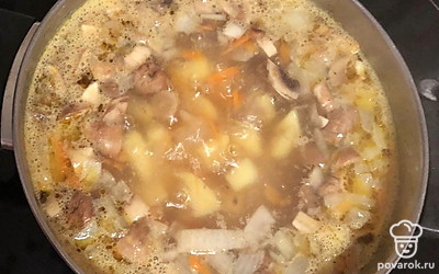 К обжаренным овощам влить грибной бульон или обычную воду. Немного посолить. Добавить картофель. Варить до готовности картофеля.