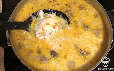 В конце приготовления добавить плавленый сыр. Помешивать до растворения сыра. Добавить специи и соль по вкусу.