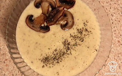 Готовый крем-суп украсить обжаренными шампиньонами и прованскими травами.