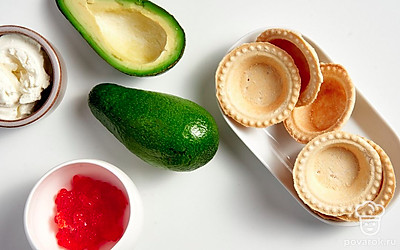 Авокадо помойте и разрежьте пополам, удалите косточку, извлеките мякоть ложкой. Кинзу помойте и разделите на небольшие веточки.