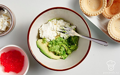 Приготовьте начинку. В отдельной миске разомните авокадо вилкой до однородной массы. Смешайте авокадо со сливочным сыром.