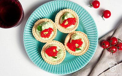 Подавайте готовые тарталетки, украсив их веточками кинзы.