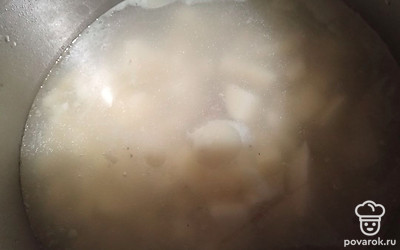 Возьмите картошку, нарежьте ее кубиком и положите в кипящую воду. Поставьте вариться.