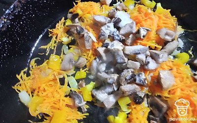 На топленом масле обжарьте нарезанный кубиком лук и перец, натертую на терке морковь. Грибы нарежьте кубиком и добавьте к зажарке. Обжарьте до готовности 5-10 минут.