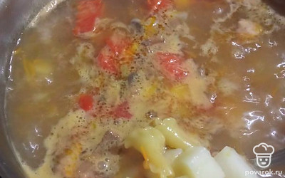 Выложите зажарку в кастрюлю. Дайте закипеть. Добавьте макаронные изделия (кампанелле). Варите до готовности макаронных изделий.