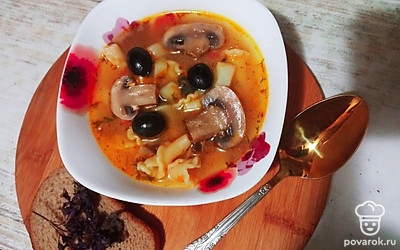 Подавайте, украсив обжаренными грибами и маслинами.