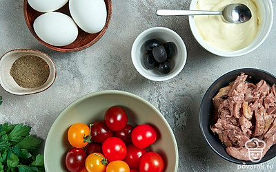 Куриные яйца промойте, сварите вкрутую, остудите и почистите от скорлупы. Печень трески выложите в отдельную миску. Петрушку вымойте и посушите. Маслины извлеките из рассола. Помидоры черри вымойте, просушите и разрежьте на половинки.