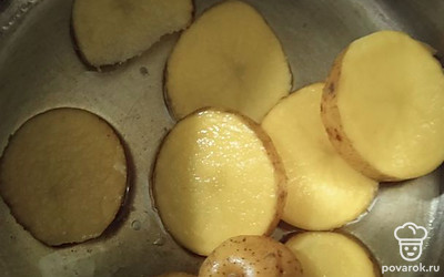 Налейте растительное масло так, чтобы покрывало полностью дно кастрюли. Нарежьте картофель в кожуре кружочками и обжарьте.