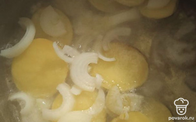 Нашинкуйте ломтиками лук и обжарьте вместе с картофелем.