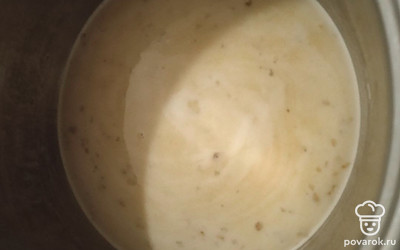 Добавьте 0,5 литра воды, измельчите все блендером. Приправьте соевым соусом и солью. Накройте крышкой, выключите огонь. Через 5 минут суп готов.