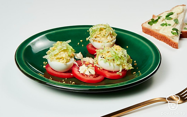 Яйца, фаршированные капустой — Рецепт с фото