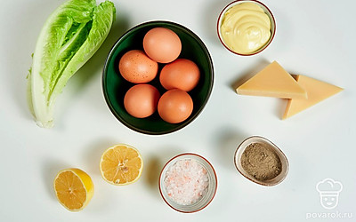 Подготовьте продукты для закуски. Сыр натрите на мелкой терке. Листья капусты помойте, обсушите, мелко порубите.