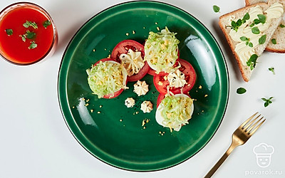 Яйца, фаршированные капустой, выложите на "подушку" из овощного салата и подавайте к столу.