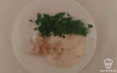 Приготовьте соус: для этого укроп и чеснок мелко порубите, добавьте к майонезу и хорошо перемешайте. Помидор нарежьте на ломтики равными размеру кружочкам баклажана. Сыр натрите на терке.