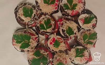 Подавайте закуску из баклажанов, красиво оформив на блюде. Украсьте блюдо свежей зеленью петрушки.