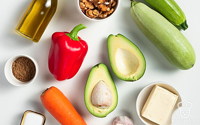 Кабачки ополосните, при необходимости очистите от кожуры, нарежьте слайсами, посыпьте их солью и дайте постоять несколько минут. Морковь очистите и нарежьте небольшими кусочками. Авокадо разрежьте вдоль пополам, извлеките косточку, очистите от кожуры, нарежьте некрупно. Чеснок очистите и пропустите через пресс. Перец ополосните, разрежьте пополам, удалите плодоножку и семена, нарежьте тонкими полосками. Приготовьте блендер.