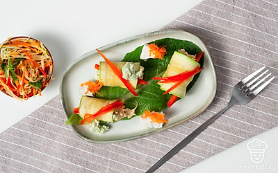 Разложите закуску из баклажанов с авокадо на сервировочное блюдо. Украсьте веточками свежего укропа.