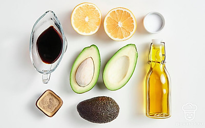 Вымойте авокадо, очистите, разрежьте пополам и удалите косточку. Половинки авокадо разрежьте поперек и на дольки.