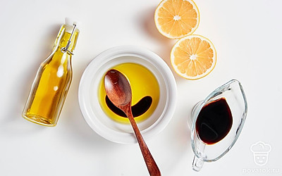 Займитесь заправкой. Смешайте в миске оливковое масло, лимонный сок и соевый соус.