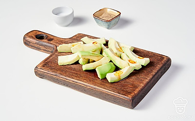 Приготовьте закуску. Выложите на блюдо нарезанные дольки авокадо. Полейте их получившимся соусом. Сверху посолите и поперчите.