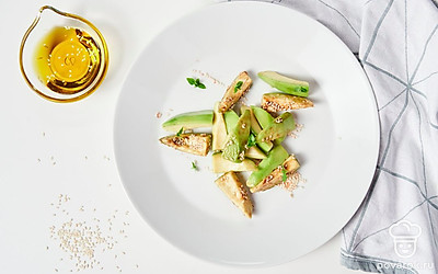 Авокадо под соевым соусом перед подачей присыпьте кунжутом.