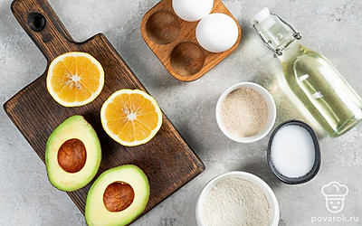 Авокадо вымойте, обсушите, снимите кожицу, удалите косточку, мякоть нарежьте дольками. Из половинки лимона выжмите сок. Сбрызните соком дольки авокадо.