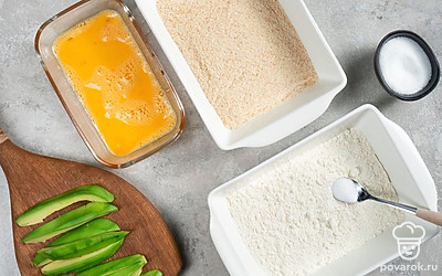 Подготовьте панировку. Муку соедините с солью, насыпьте в плоскую миску. В другую емкость высыпьте панировочные сухари. В третьей взбейте яйца.