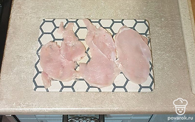 Куриное филе помойте в холодной воде, просушите и нарежьте вдоль на тонкие пластинки. Каждый кусочек отбейте, слегка посолите.