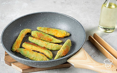 Пожарьте авокадо. Поставьте сковороду с маслом разогреваться. В это время присыпьте кусочки авокадо мучной смесью, затем окуните в льезон, запанируйте в сухарях. Обжарьте подготовленные ломтики до румяности. Немного обсушите на бумажных полотенцах.