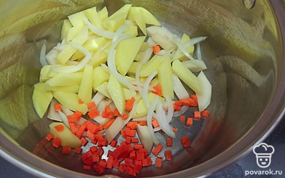 Картошку почистите и нарежьте соломкой. Морковь нарежьте кубиками, лук нарежьте полукольцами. 