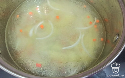 Залейте все водой и поставьте на средний огонь. 