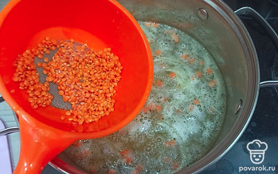 Через 10 минут добавьте в суп красную чечевицу. Варите еще 30 минут.