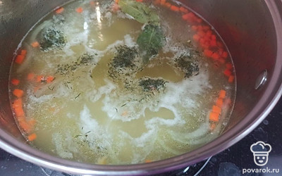В конце добавьте лавровый лист и специи. Посолите и снимите кастрюлю с плиты. 