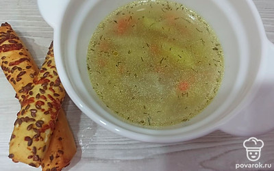 Подайте суп порционно с сырными палочками.