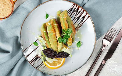 Жареное авокадо разложите по плоским порционным тарелкам, подайте с горчичным соусом.