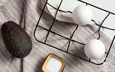 Авокадо помойте, обсушите, очистите от кожуры, разрежьте плод вдоль пополам и удалите косточку. Яйца замочите в 3%-ном растворе соды и промойте. Петрушку и помидоры черри промойте и обсушите. Затем томаты разрежьте на половинки, а петрушку мелко порежьте.