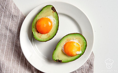 Запеките авокадо в микроволновке. Емкость с заготовками поставьте в микроволновку. Включите ее на 45 секунд при мощности 800 ватт. Затем достаньте блюдо и проверьте белок. Если он жидкий, верните емкость в микроволновку и подержите там еще 15 секунд.