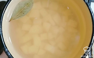 Картошку нарежьте некрупными кусочками. Поставьте вариться вместе с лавровым листом. 