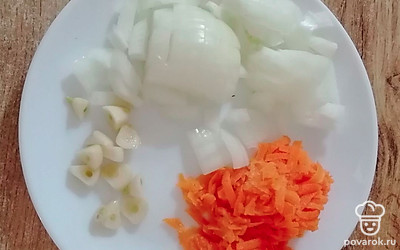 Лук и чеснок нарежьте кубиками, морковь натрите на крупной терке. 