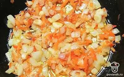 Обжарьте овощи на растительном масле на сковороде до золотистого цвета. 