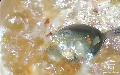 Когда картошка закипит, снимите пену и дайте покипеть 5 минут. Добавьте обжаренные овощи. 