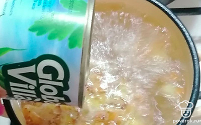 С фасоли слейте жидкость, выложите фасоль в кастрюлю. Посолите, добавьте приправы. Когда закипит, снимите с огня и дайте настояться еще 5 минут. 