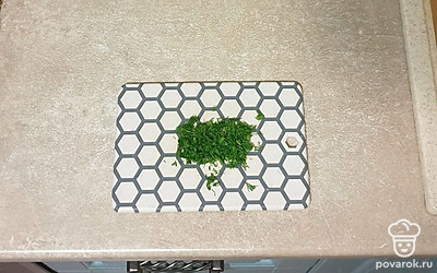 Укроп мелко нашинкуйте.