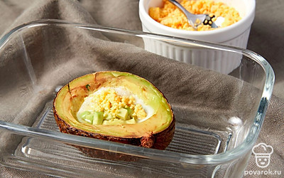 Приготовьте закуску. Духовку разогрейте до 200 градусов. Далее разбейте куриные яйца, белки отделите от желтков. Белки аккуратно переложите во фруктовые «тарелки», добавьте соль и перец. Посыпьте измельченным желтком. Отправьте блюдо в духовку на 10-15 минут. После этого выложите на закуску желтки и снова отправьте запекаться на 5 минут.