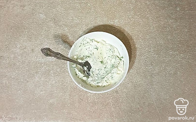 К творожному сыру всыпьте сушеный чеснок и нарезанный укроп, хорошо перемешайте.