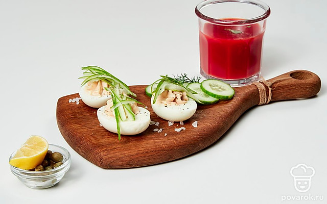 Фаршированные яйца с печенью трески и луком — Рецепт с фото