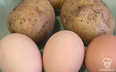 Картофель и яйца отварите до готовности.