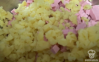 Картофель почистите и нарежьте кубиком.